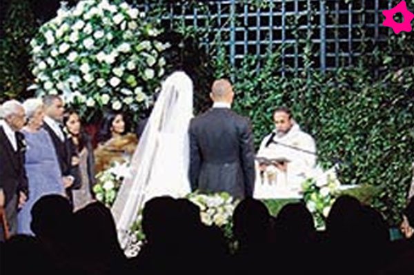 O jogador de futebol e a modelo escolheram o castelo de Chantilly, na França, para trocar as alianças em 2005. O grupo mexicano Maná e o DJ britânico Fat Boy Slim foram contratados para animar a festa de R$ 2,3 milhões. A união durou apenas 86 dias. O jogador de futebol e a modelo escolheram o castelo de Chantilly, na França, para trocar as alianças em 2005. O grupo mexicano Maná e o DJ britânico Fat Boy Slim foram contratados para animar a festa de R$ 2,3 milhões. A união durou apenas 86 dias.