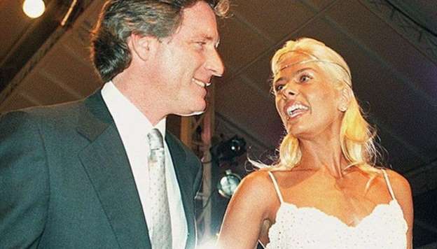 Adriane Galisteu aceitou o pedido de casamento de Roberto Justus após apenas um mês do início da relação. Um dos casamentos mais polêmicos do empresário, o enlace durou apenas 8 meses. Adriane Galisteu aceitou o pedido de casamento de Roberto Justus após apenas um mês do início da relação. Um dos casamentos mais polêmicos do empresário, o enlace durou apenas 8 meses.