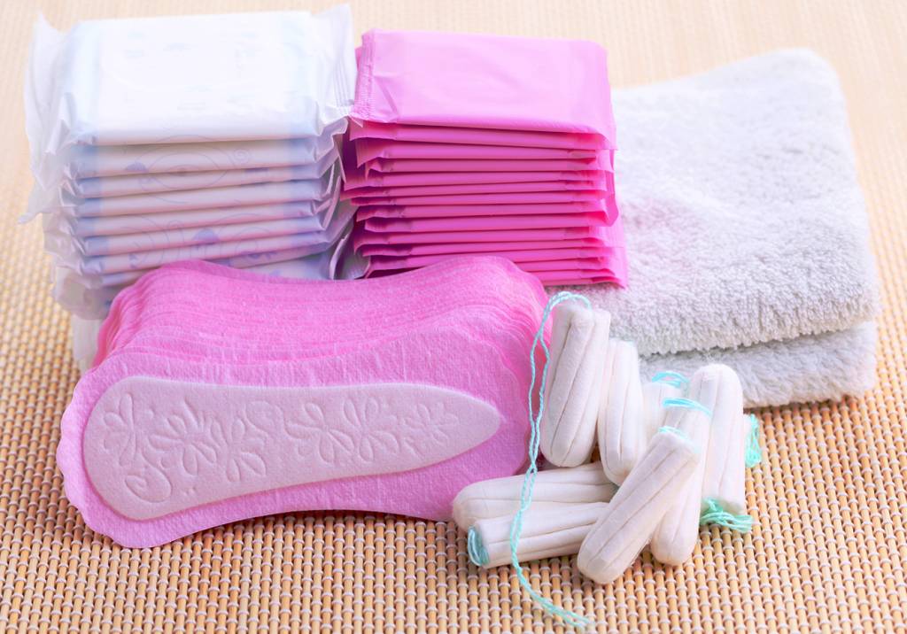 ‘Presos que Menstruam’: Coletivos e universidade se unem para arrecadar absorventes para prisões brasileiras