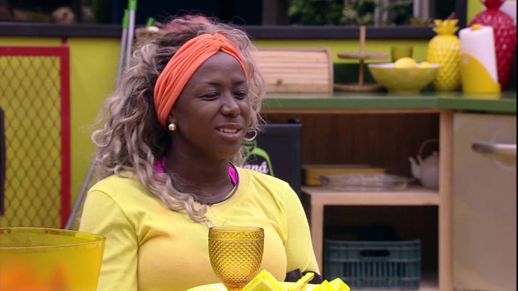 Adélia revela que já se envolveu em acidente com morte e acumula R$ 33 mil em multas