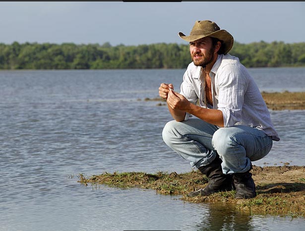 Amor Eterno Amor: Rodrigo reencontra o ex-padrasto, Virgílio