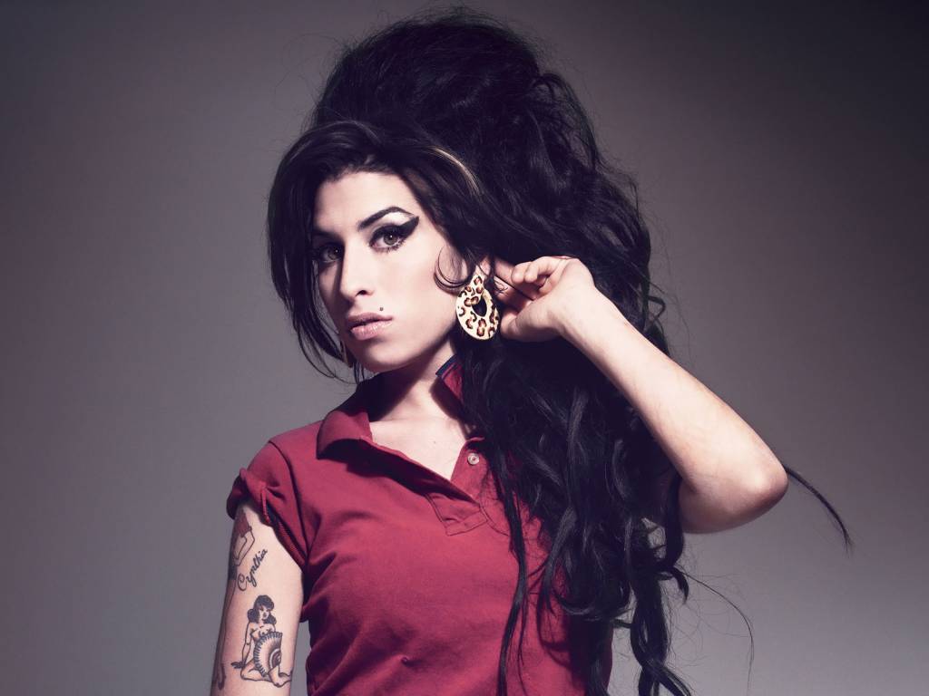 Em homenagem, Fátima Bernardes se inspira em penteado de Amy Winehouse
