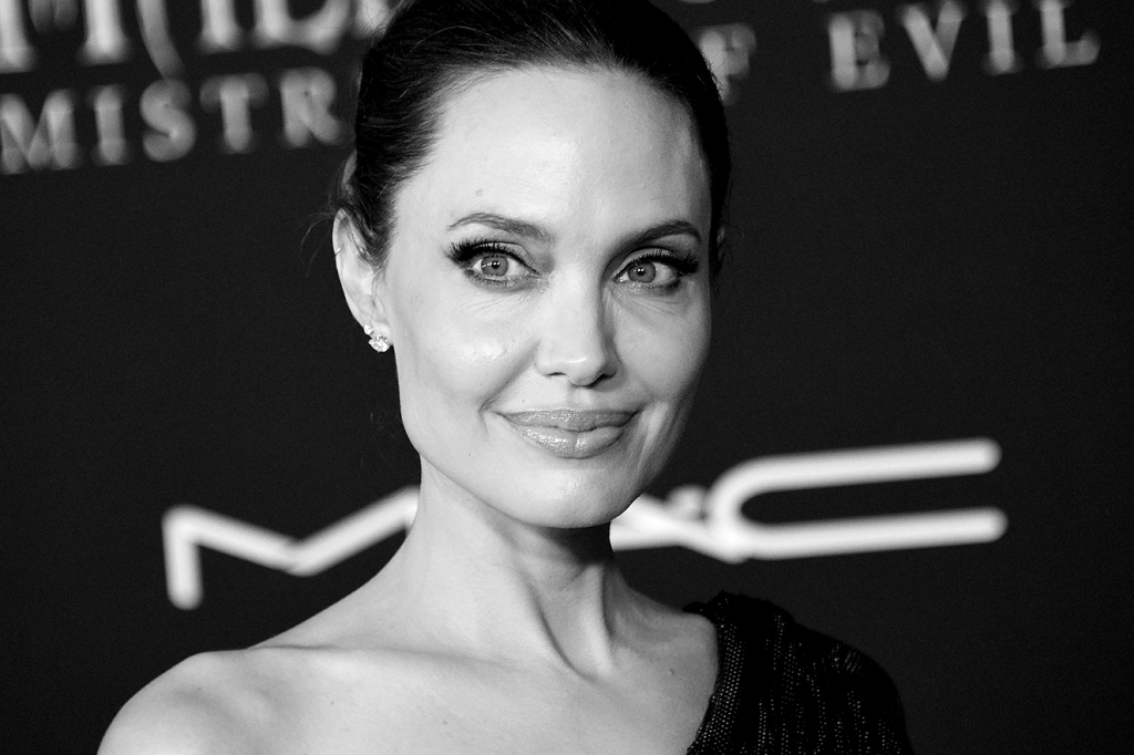 Bem bruxona, Angelina Jolie arrasa em look gótico na estreia de Malévola 2