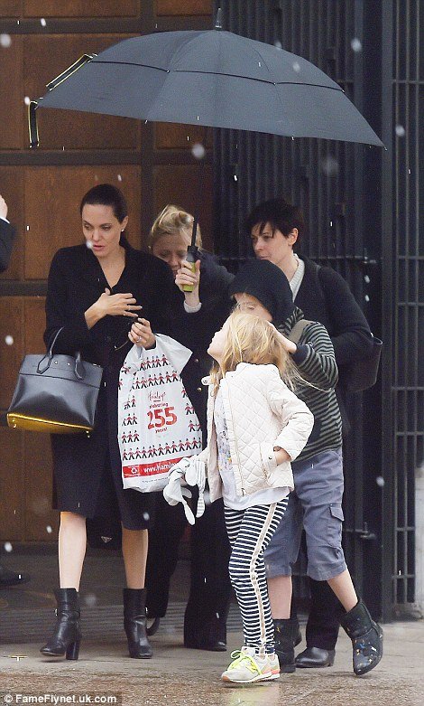 Angelina Jolie mostra ótima fase em passeio com as filhas em Londres