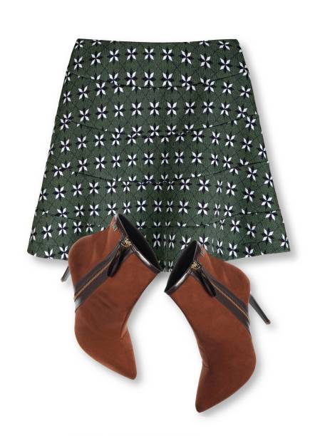 Saia de algodão, My Favorite Things, R$ 185, myft.com.br. Botas de nobuk, Eleven Eleven, R$ 219, tel. (11) 2081 5873.