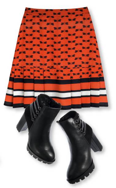 Saia de crepe, Juliana Jabour, R$ 688, tel. (11) 3837 9778. Botas de couro, Spot Shoes, R$ 149, tel. (11) 3846 5850.