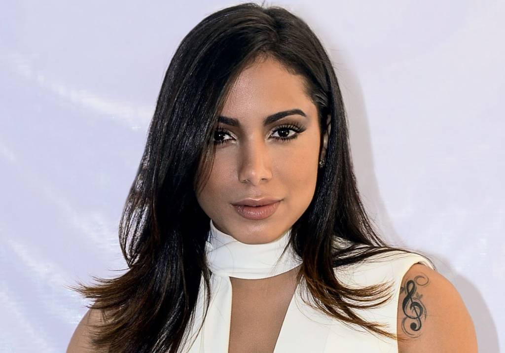 Anitta conta seu segredinho fitness para matar a fome nos dias corridos