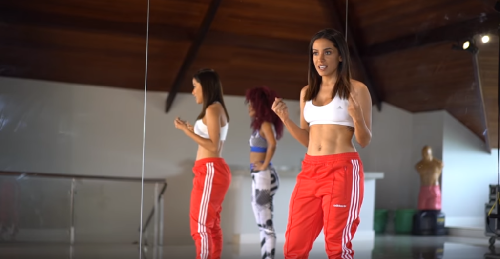 A barriga tanquinho de Anitta no vídeo da coreografia de Sua Cara