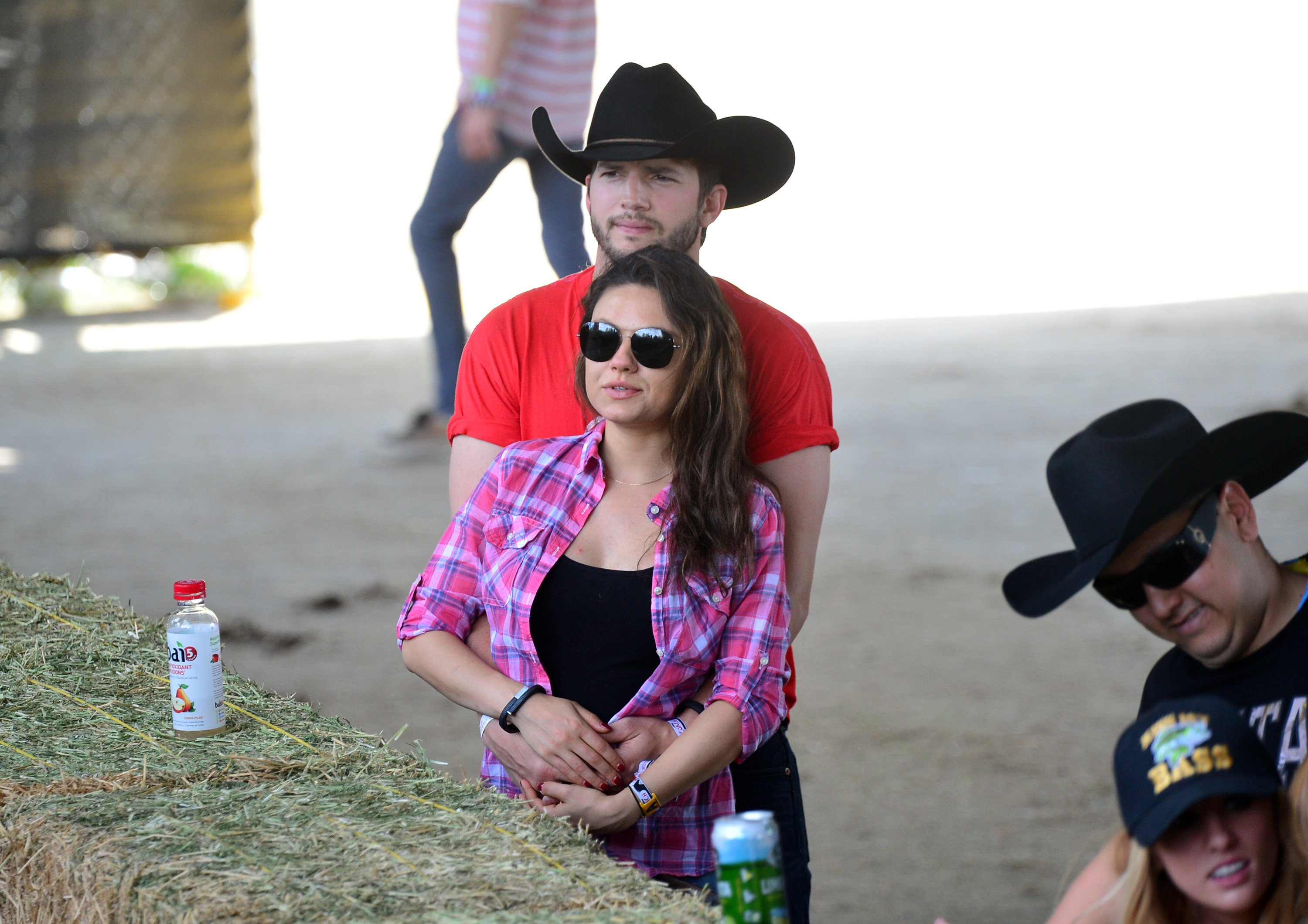 Mila Kunis e Ashton Kutcher compram alianças em e-commerce e pagam 600 reais