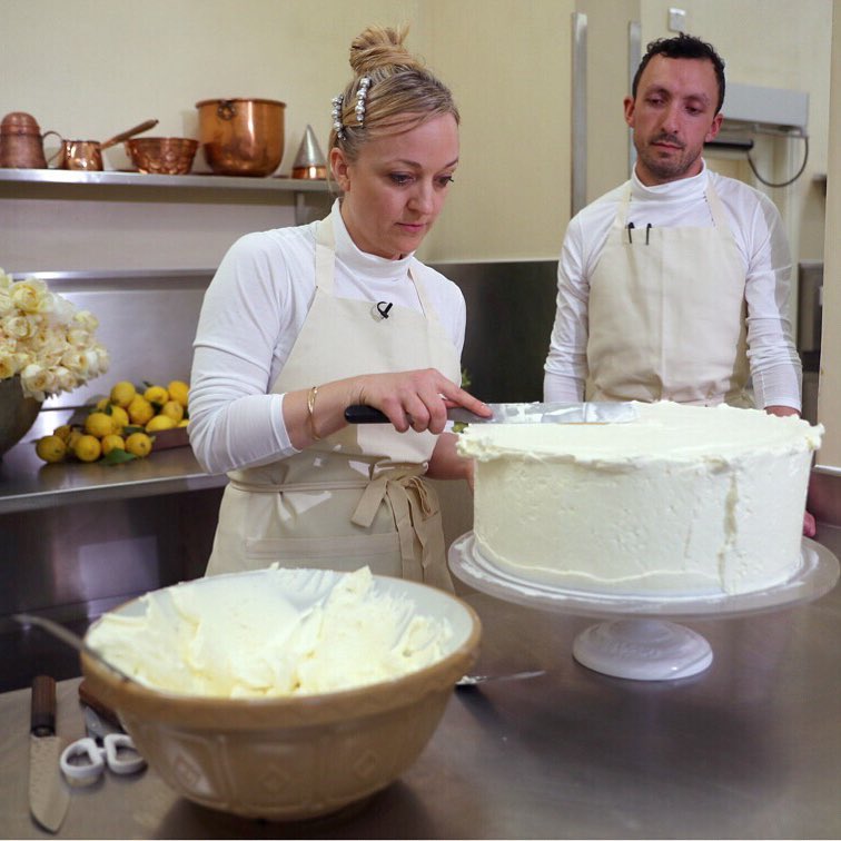 Bolo do casamento real leva 200 limões e 500 ovos na receita