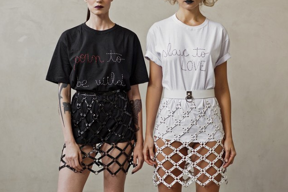 Camisetas bordadas com mensagens são hit entre as fashionistas