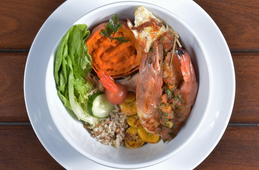 Brochette de tilápia com camarão grelhado, arroz e saladinha