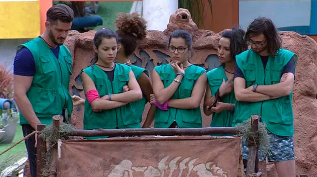 Perdedores da prova da comida comemoram rabada no cardápio