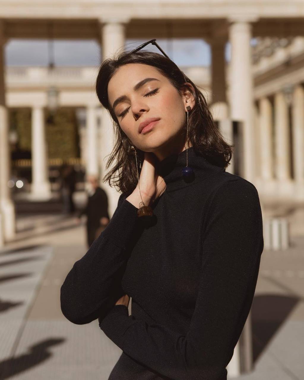 Bruna Marquezine usa calça jeans diferentona e “camiseta militante”