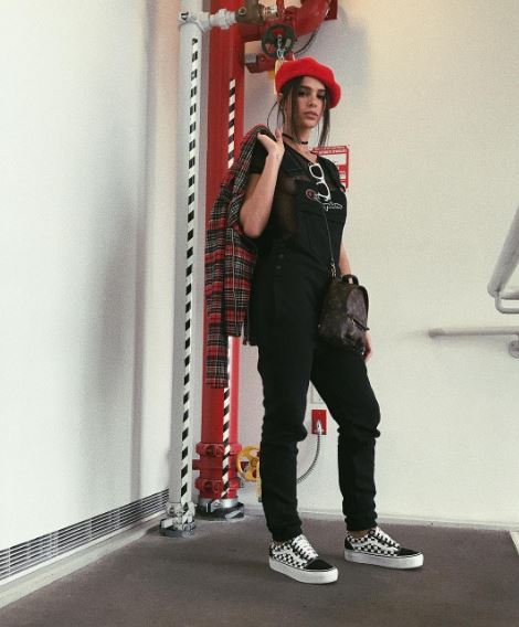 Bruna Marquezine responde seguidor sobre look com frase poderosa