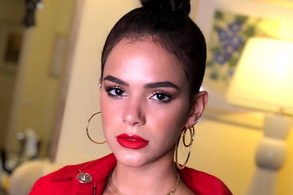 Bruna Marquezine aposta em look-poder para festa da Rafa Santos