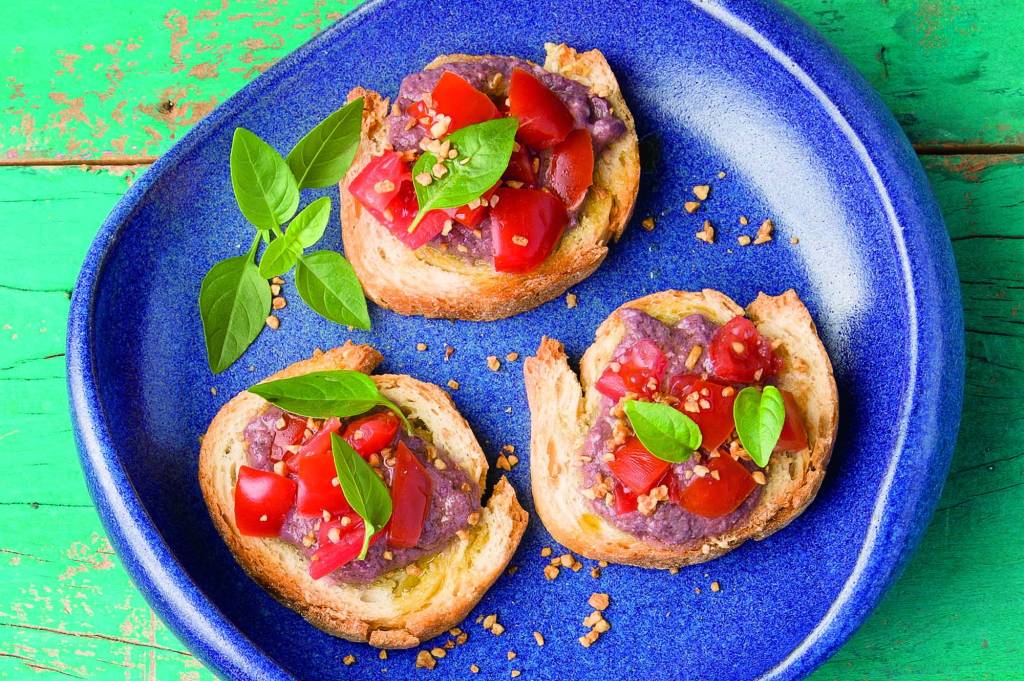 Bruschetta de pasta de azeitona, tomate e alho