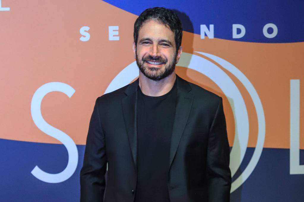 Filho de Caco Ciocler simplesmente rouba a cena em foto com o pai