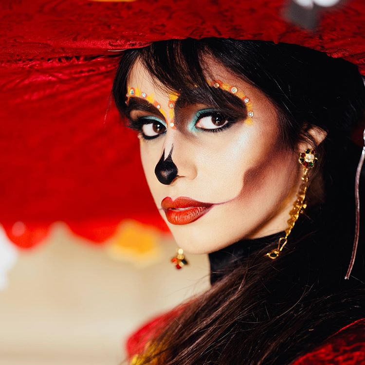 Camila Cabello usa melhor fantasia de caveira mexicana para Dia dos Mortos