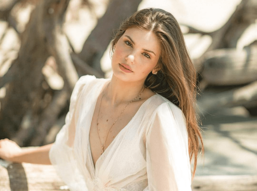 Mãe de Camila Queiroz leva ela ao altar e atriz faz homenagem