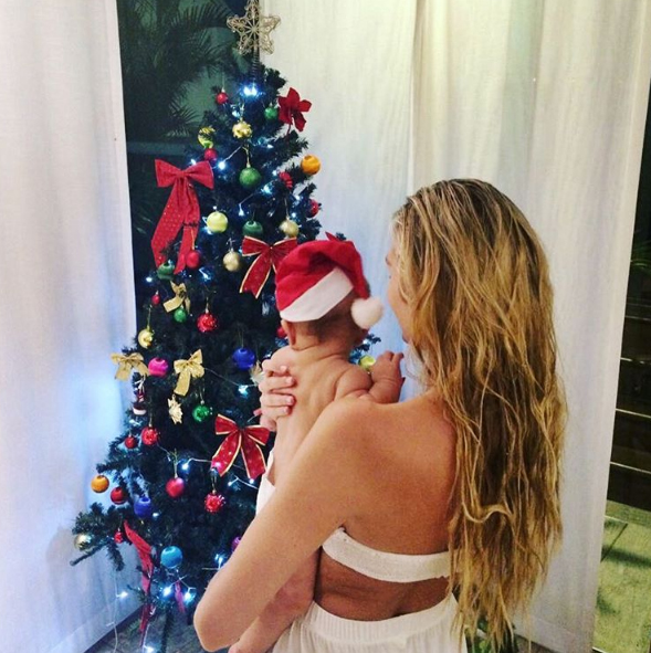 A angel Candice Swanepoel mostra a árvore para o filho Anacã