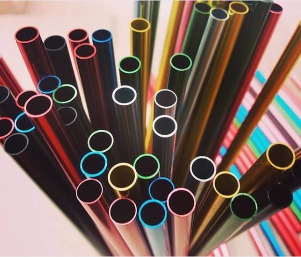 Veja onde comprar canudos de metal e de outros materiais reutilizáveis