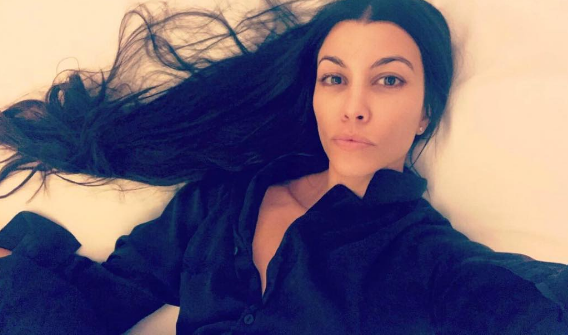 Kourtney Kardashian compartilha foto linda sem make