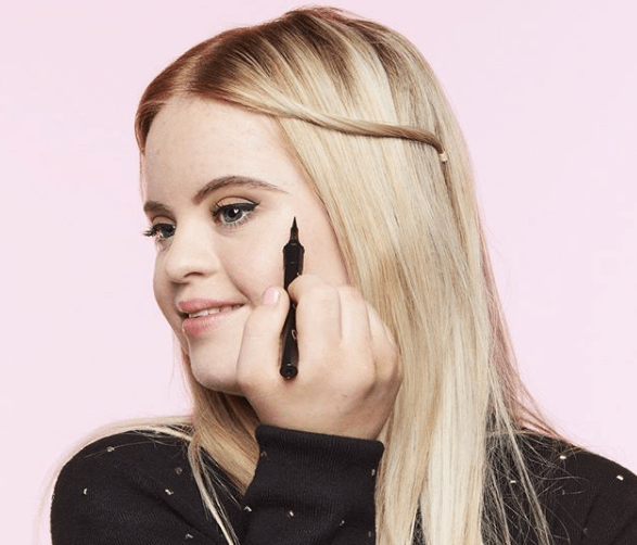 Benefit escolhe modelo com Síndrome de Down para estrelar nova campanha