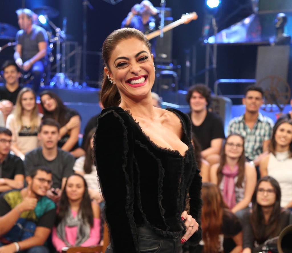 Couro e veludo: o look bafo de Juliana Paes para o Altas Horas