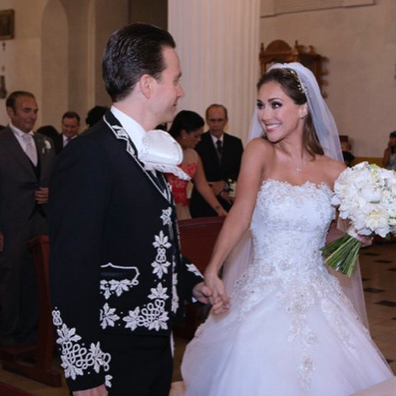 Recém-casada, Anahí garante que não deixará a carreira