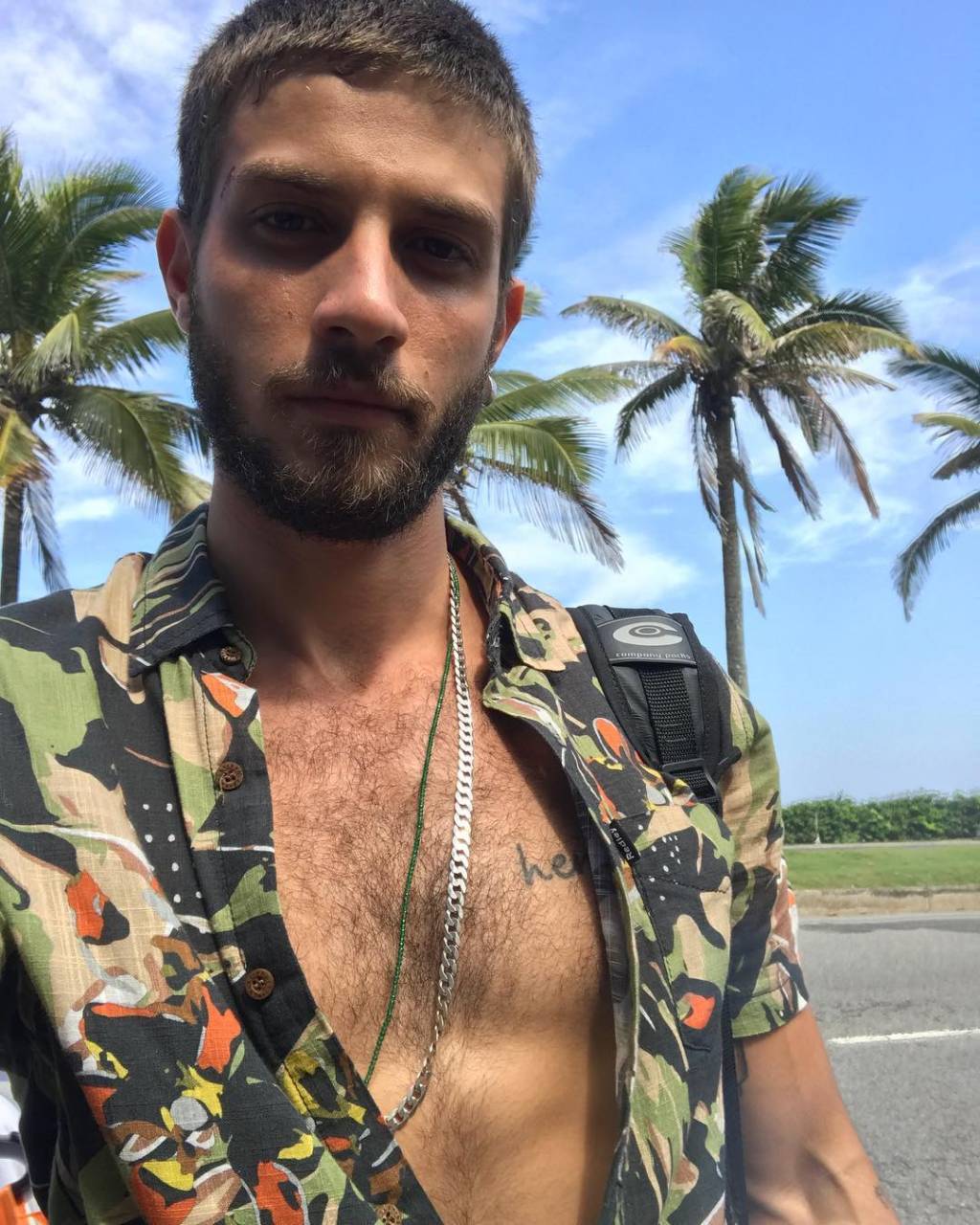 Todo moderno, Chay Suede muda visual e agora tem bigodinho sexy