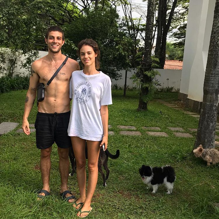 Chay Suede posta foto com o nome da primeira filha com Laura Neiva