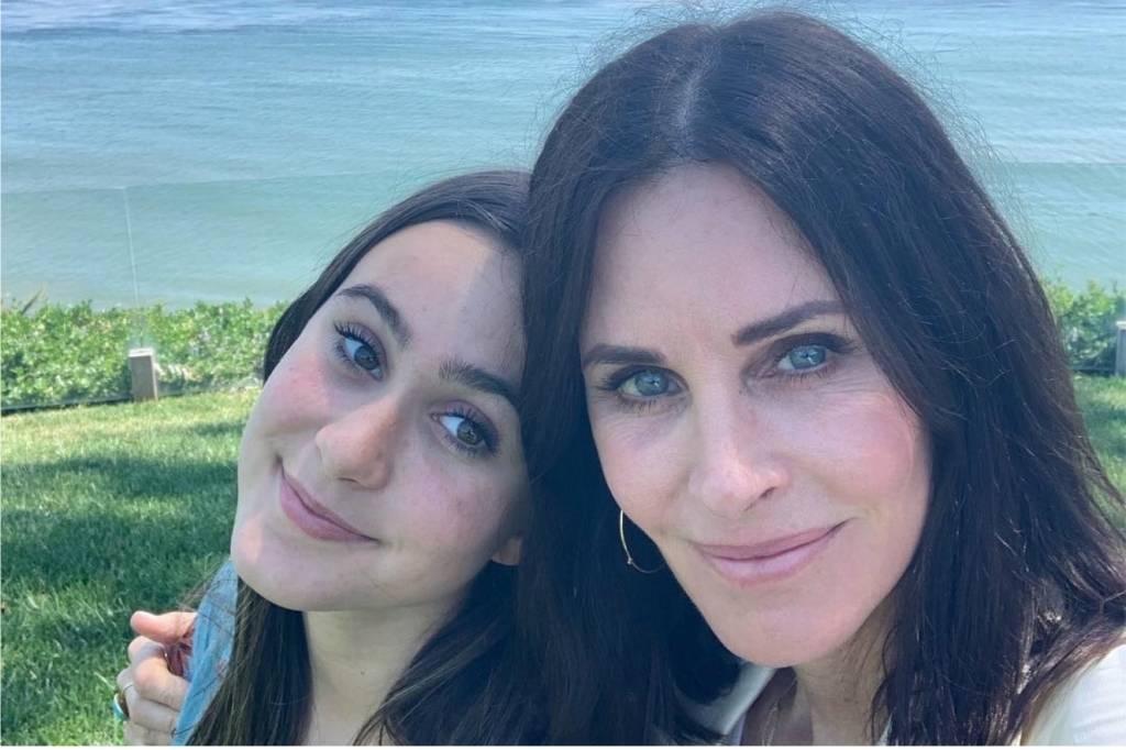 21 anos depois, Coco Arquette, filha de Courteney Cox, usa vestido da mãe