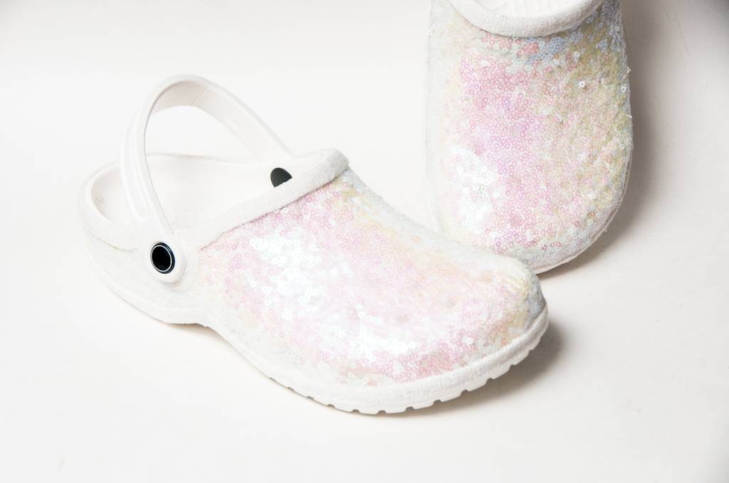 Agora você pode se casar usando ‘Crocs’ brancos de paetês