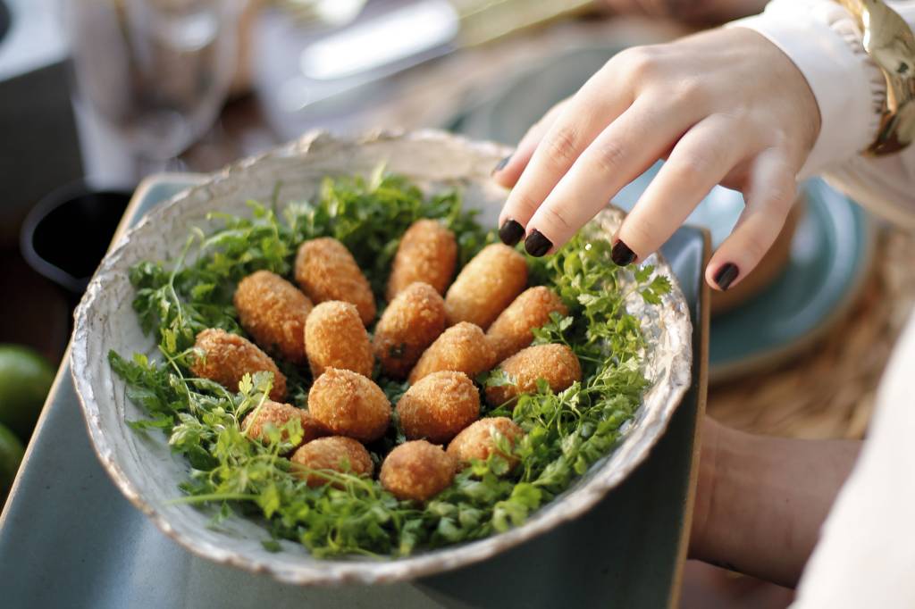 Croquete de palmito pupunha com molho de limão-cravo