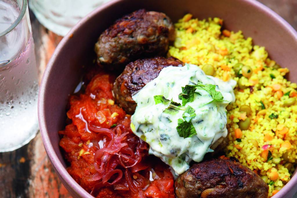 Kofta de cordeiro com cuscuz marroquino e tzatziki