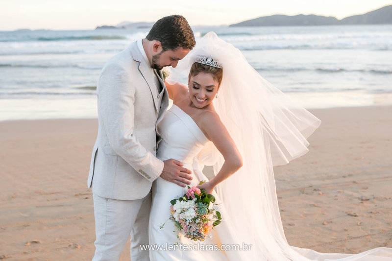Esta noiva fez um casamento surpresa para a mãe no meio da própria cerimônia d-book-casal-2290
