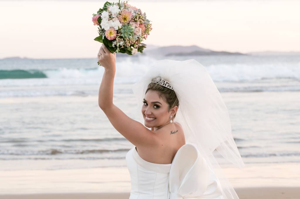 Esta noiva fez um casamento surpresa para a mãe no meio da própria cerimônia d-book-casal-6270-1