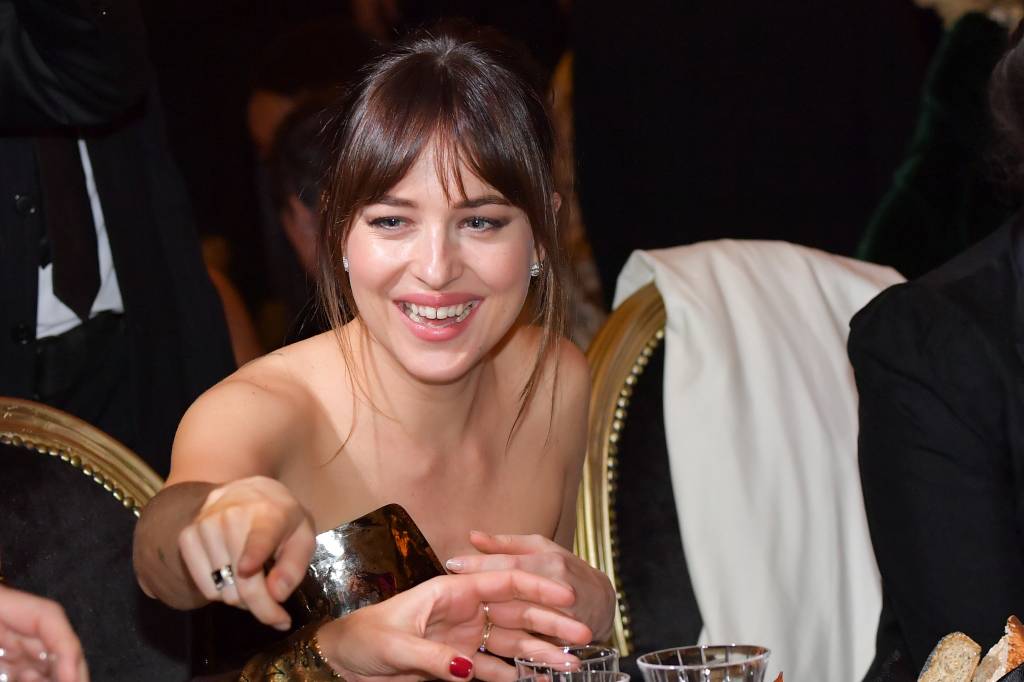Dakota Johnson ‘juntou’ os dentes separados que eram sua marca registrada