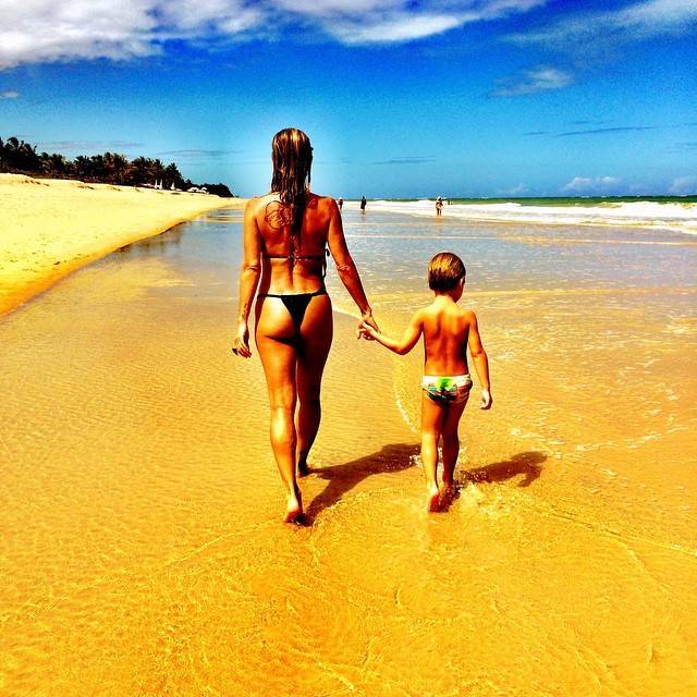 Danielle Winits faz caminhada ao lado do filho, Guy