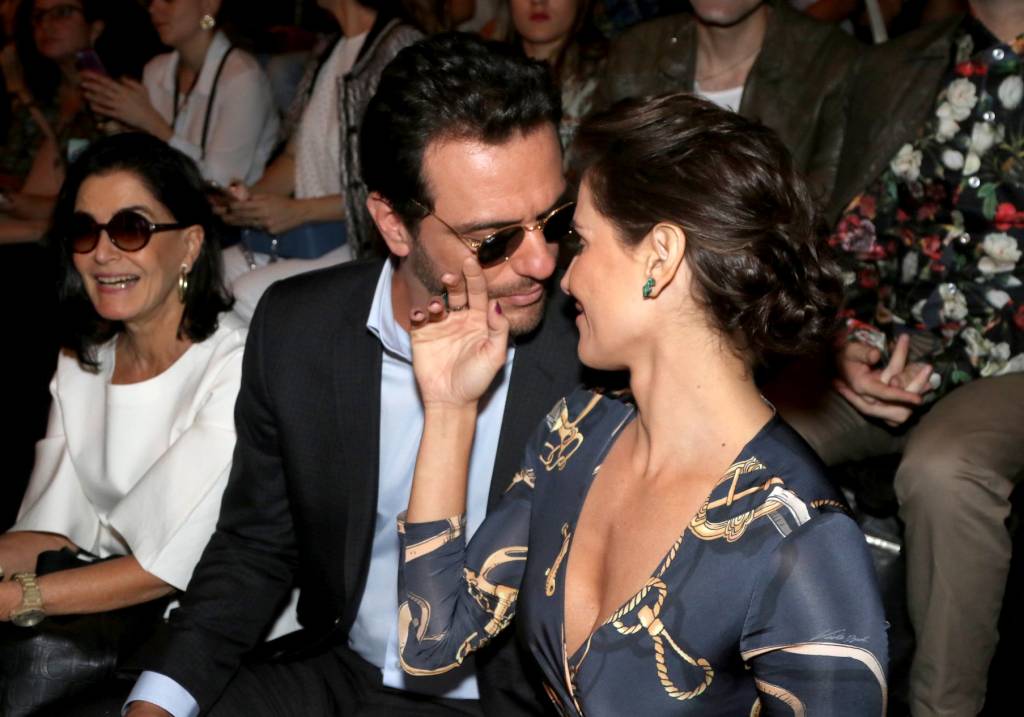 Deborah Secco e Rodrigo Lombardi gravam beijo no SPFW