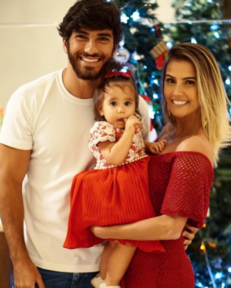 Deborah Secco curtiu a noite com o marido, Hugo Moura, e a filha Maria Flor