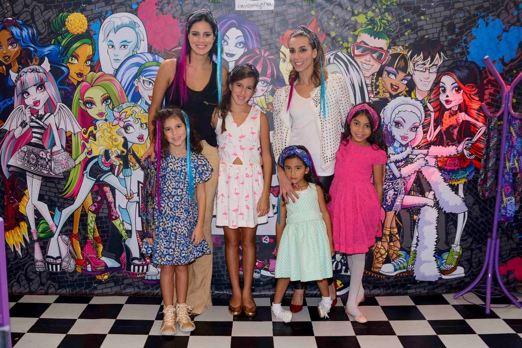 Vera Viel com as filhas Helena e Maria e a atriz Tania Khalill com Isabela e Laura