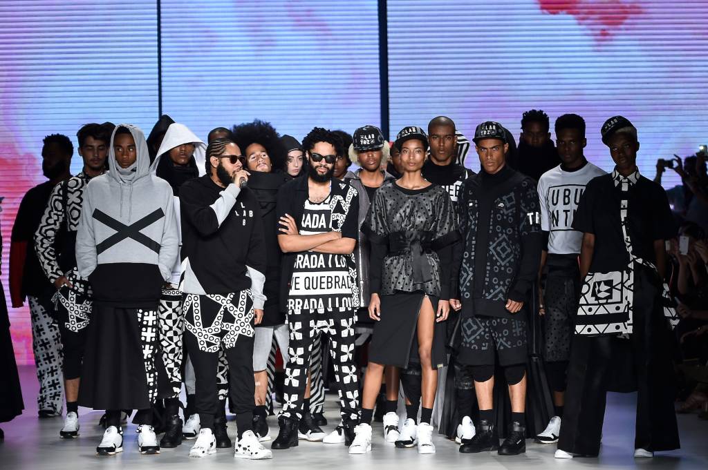 Emicida faz desfile histórico em sua estreia no SPFW