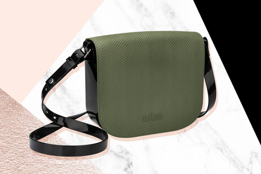 Melissa lança modelos de bolsas e sandálias com textura de cobra