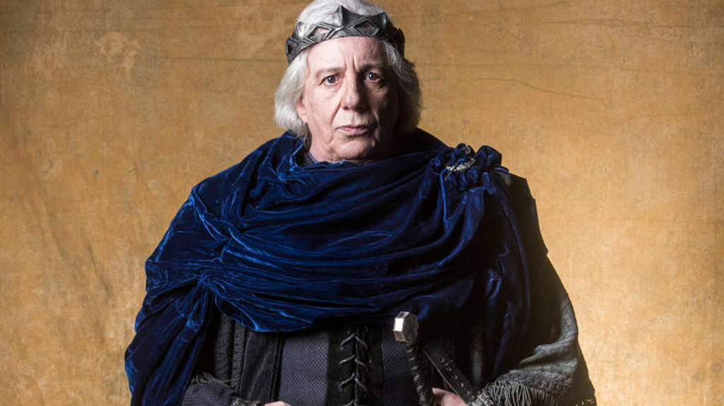 Após um período preso, Augusto retorna à novela ‘Deus Salve o Rei’