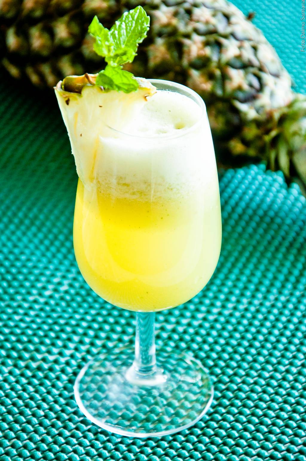 Suco antioxidante de abacaxi com manjericão