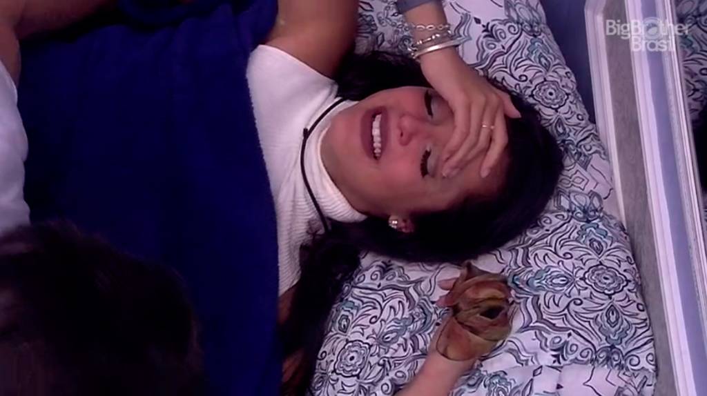 Emilly chora ao descobrir que estão combinando votos no BBB17