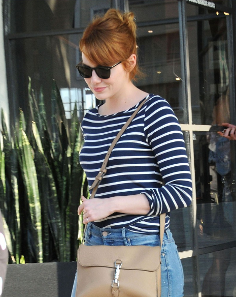 Emma Stone deixa os fios platinados de lado e volta a ser ruiva