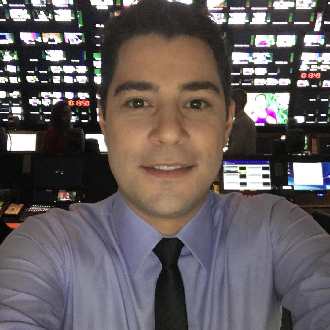 Evaristo Costa comemora aniversário respondendo perguntas dos fãs